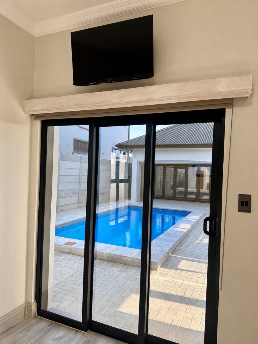 5 Bedroom Property for Sale in Tafelzicht Western Cape